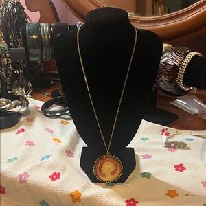 Vintage Gold Tone Cameo Pendant Necklace